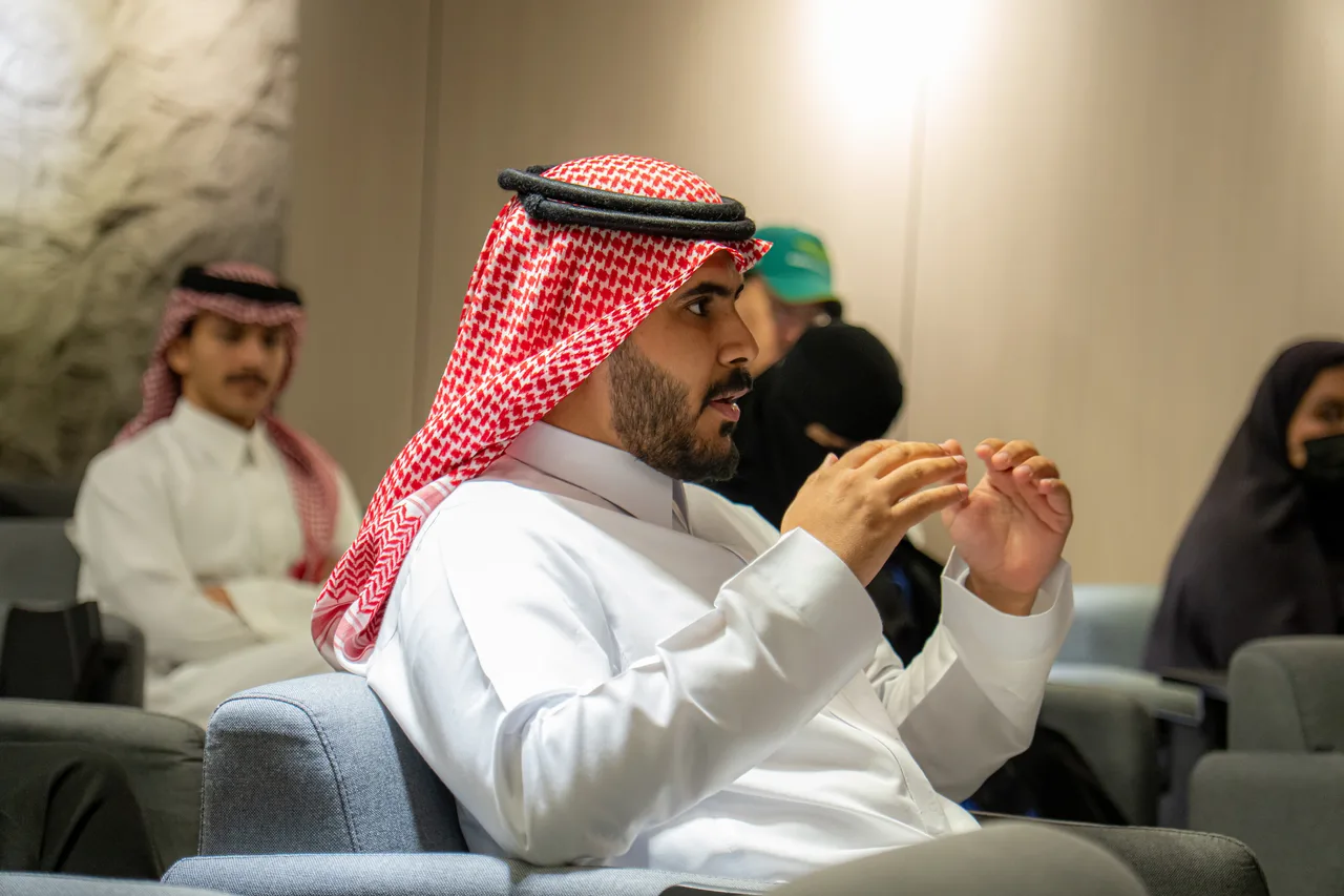 أحد الحضور يشارك في النقاش