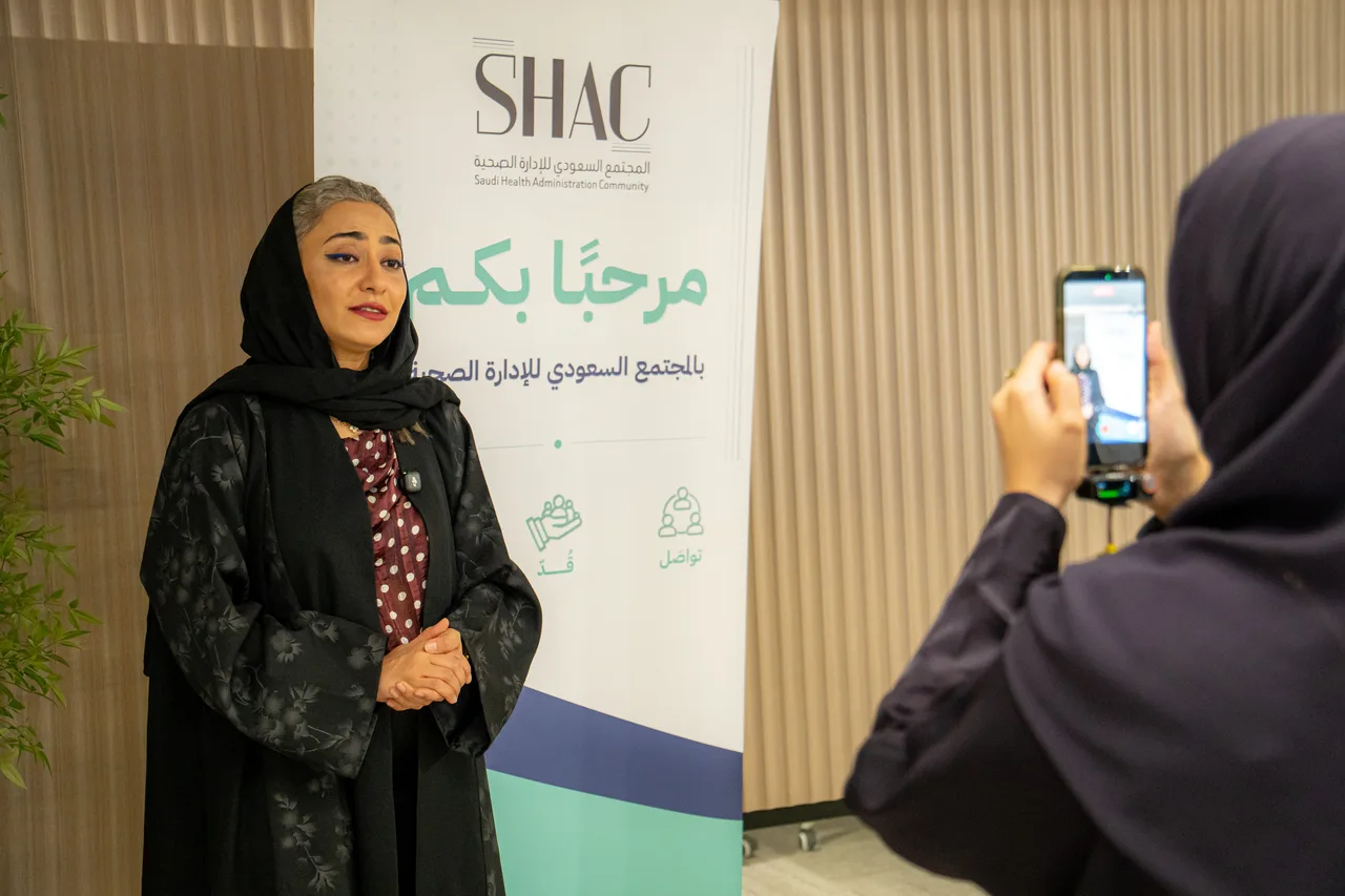 مقدّمة اللقاء بعد الجلسة عند لوحة «مرحبًا بكم»