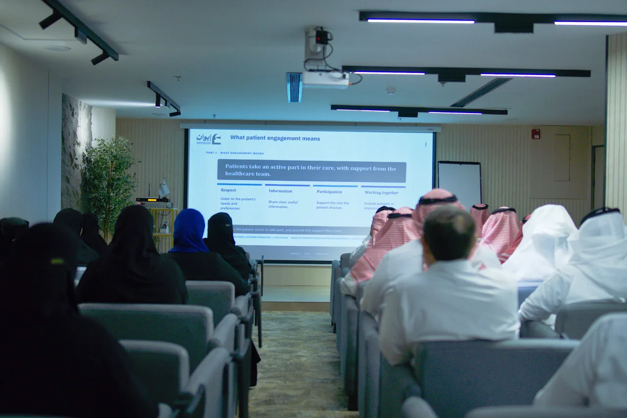 القاعة ممتلئة من الخلف أمام شريحة «What patient engagement means»
