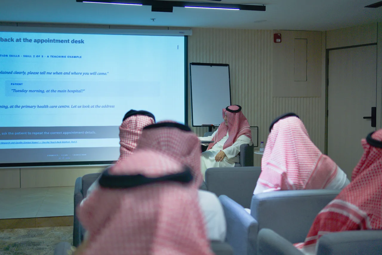 شريحة مثال عند مكتب المواعيد، والحضور من الخلف