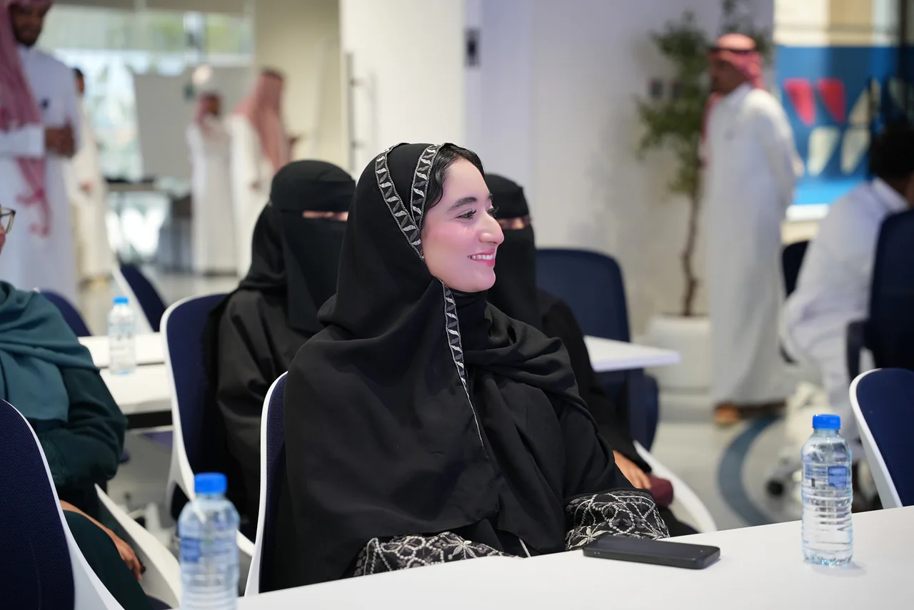 إحدى الحاضرات تتابع مبتسمة