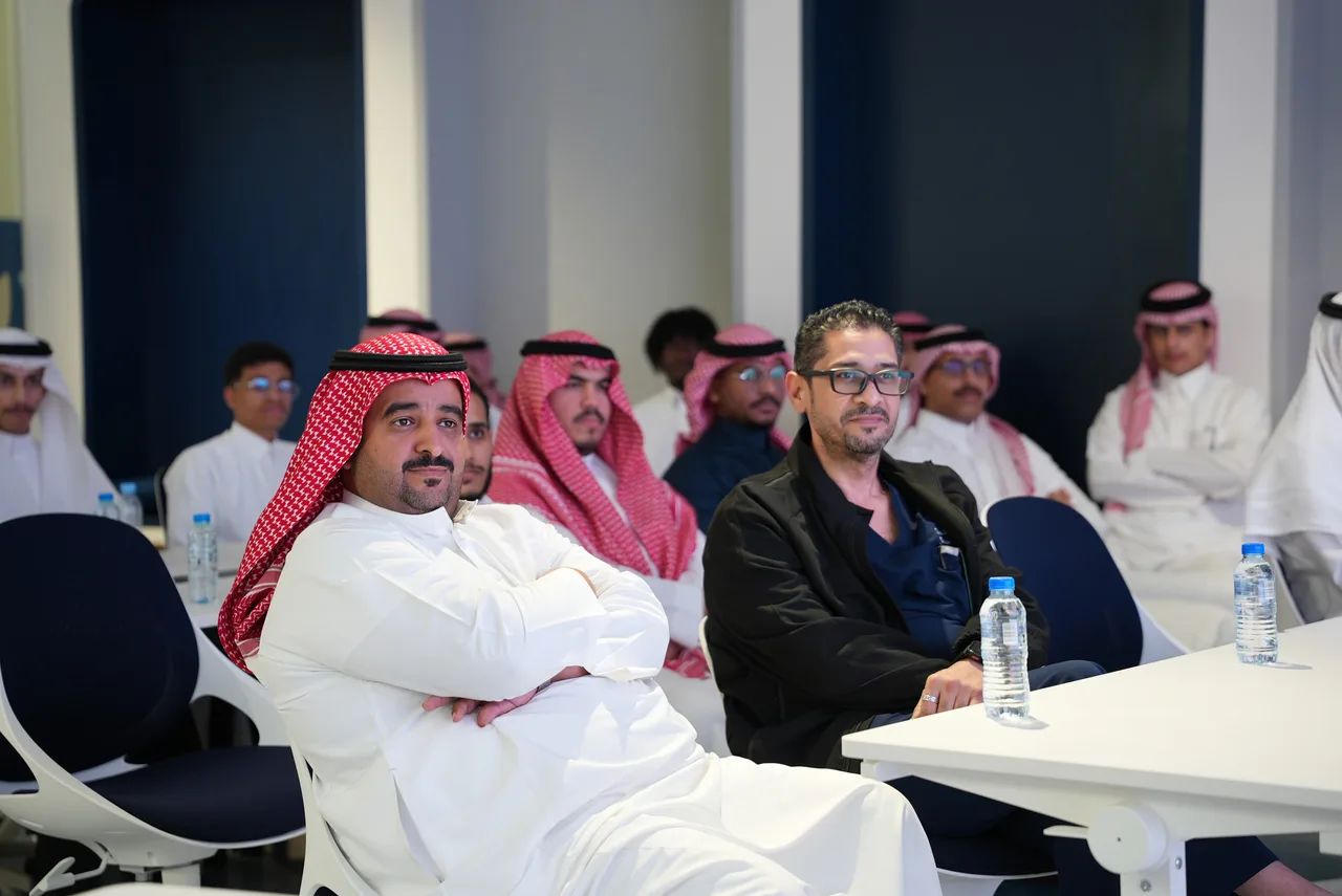الحضور يتابعون الورشة