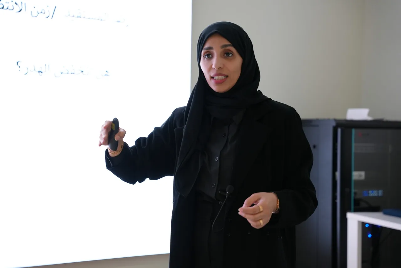المتحدثة تشرح فكرتها للحضور
