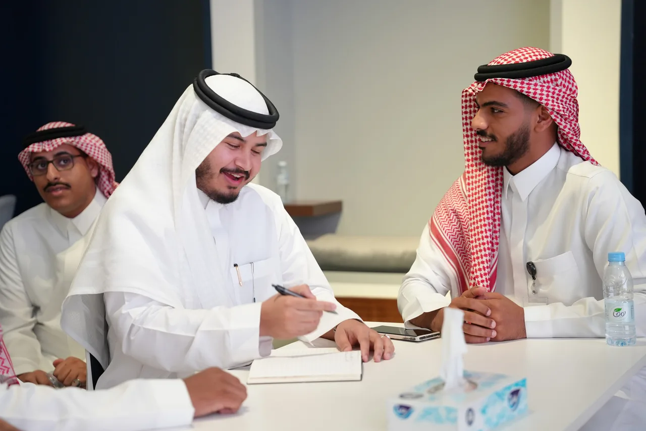 نقاش ضاحك بين المشاركين على الطاولة أثناء التدوين