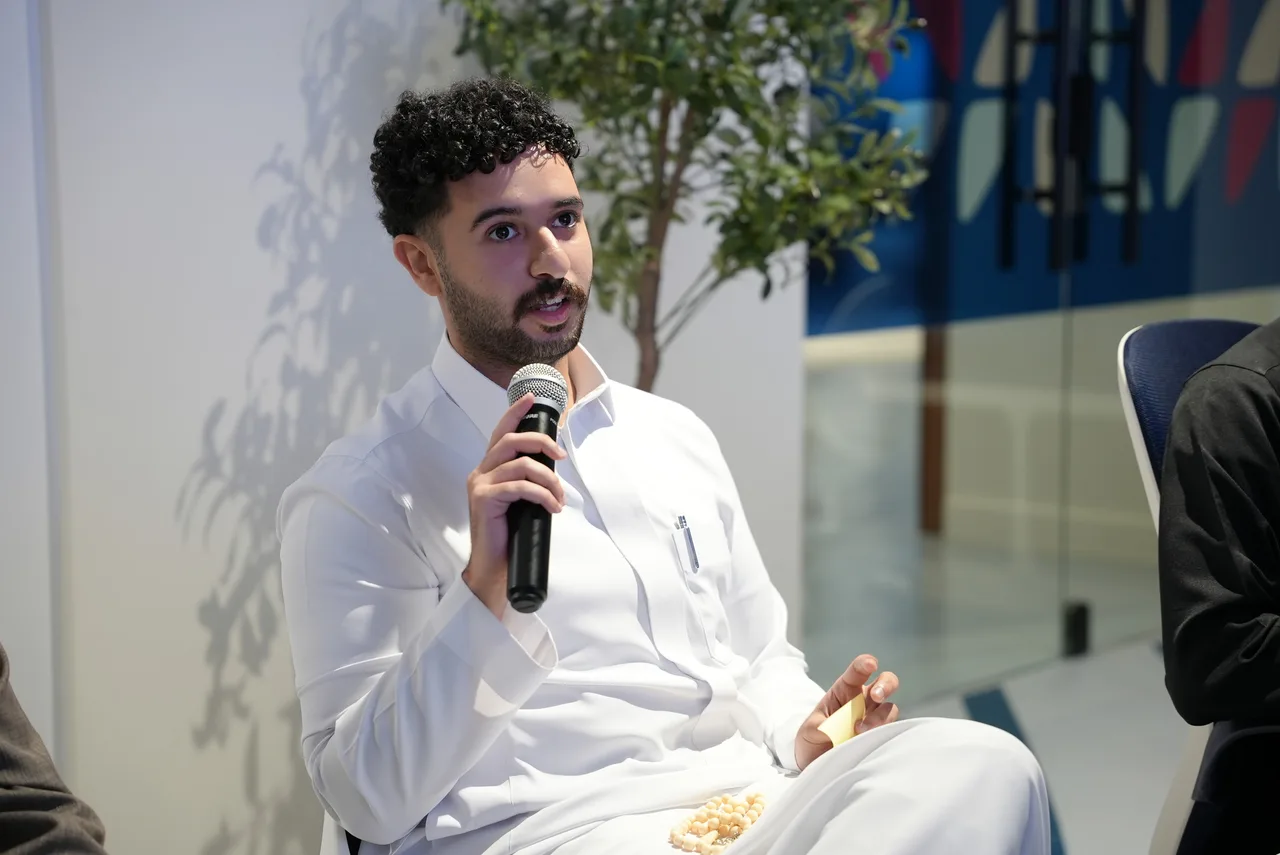مشارك يطرح رأيه عبر الميكروفون