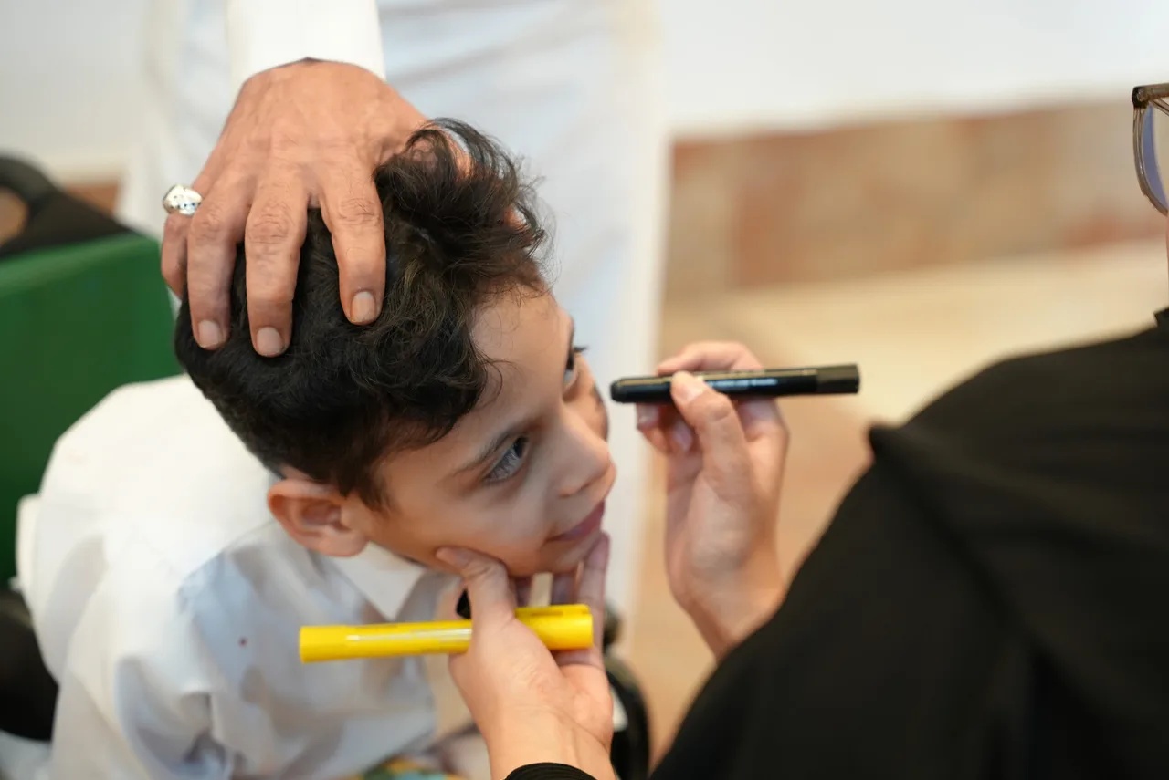 رسم على وجه طفل بأقلام ملونة