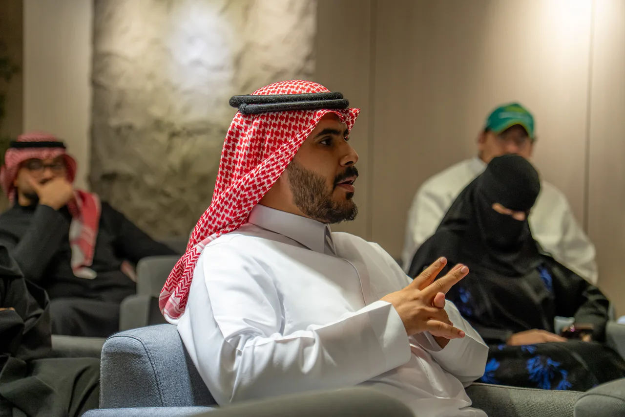 أحد الحضور يشارك برأيه في النقاش