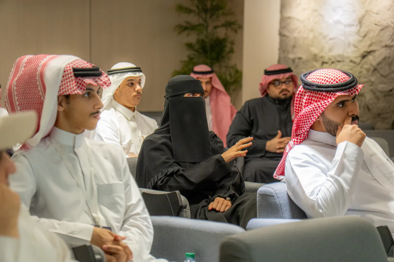 الحضور يتابعون باهتمام
