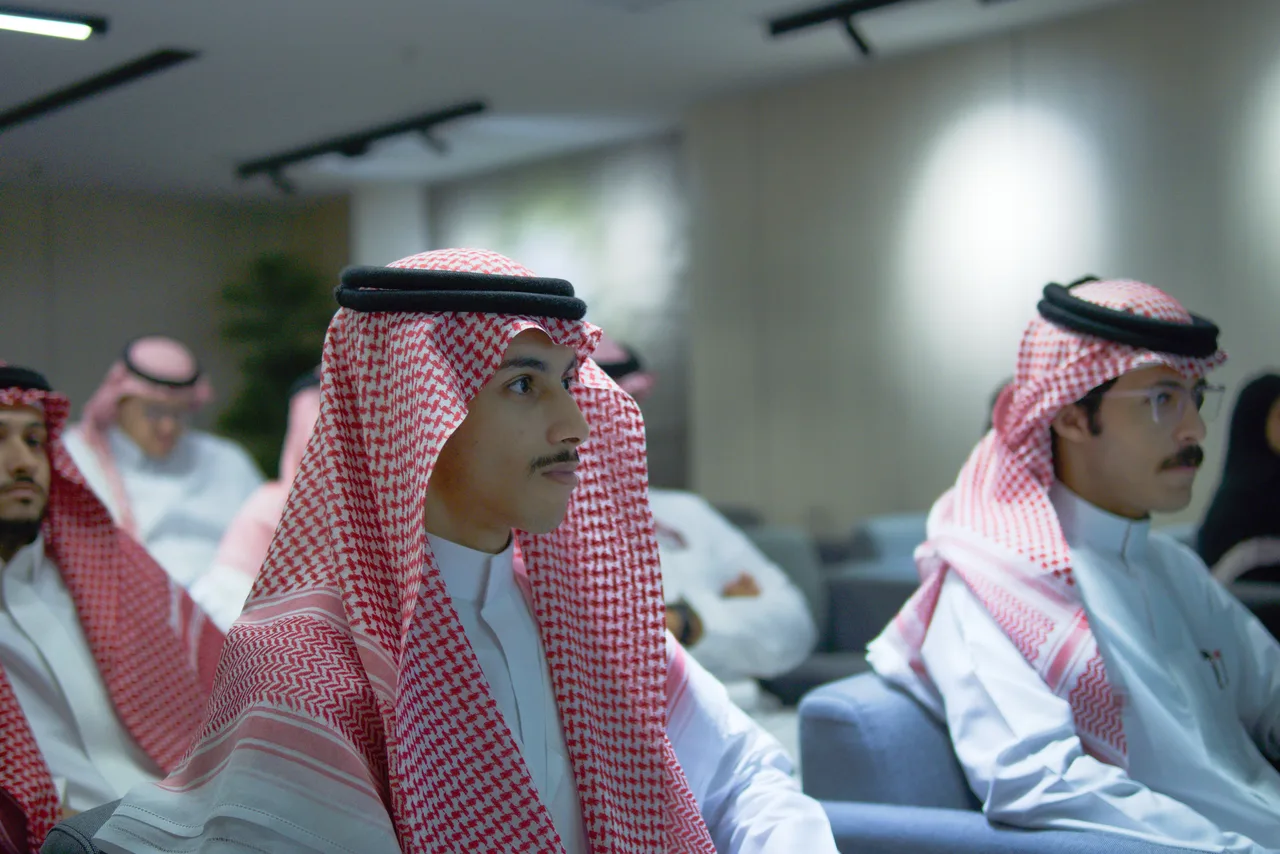 الحضور يتابعون العرض
