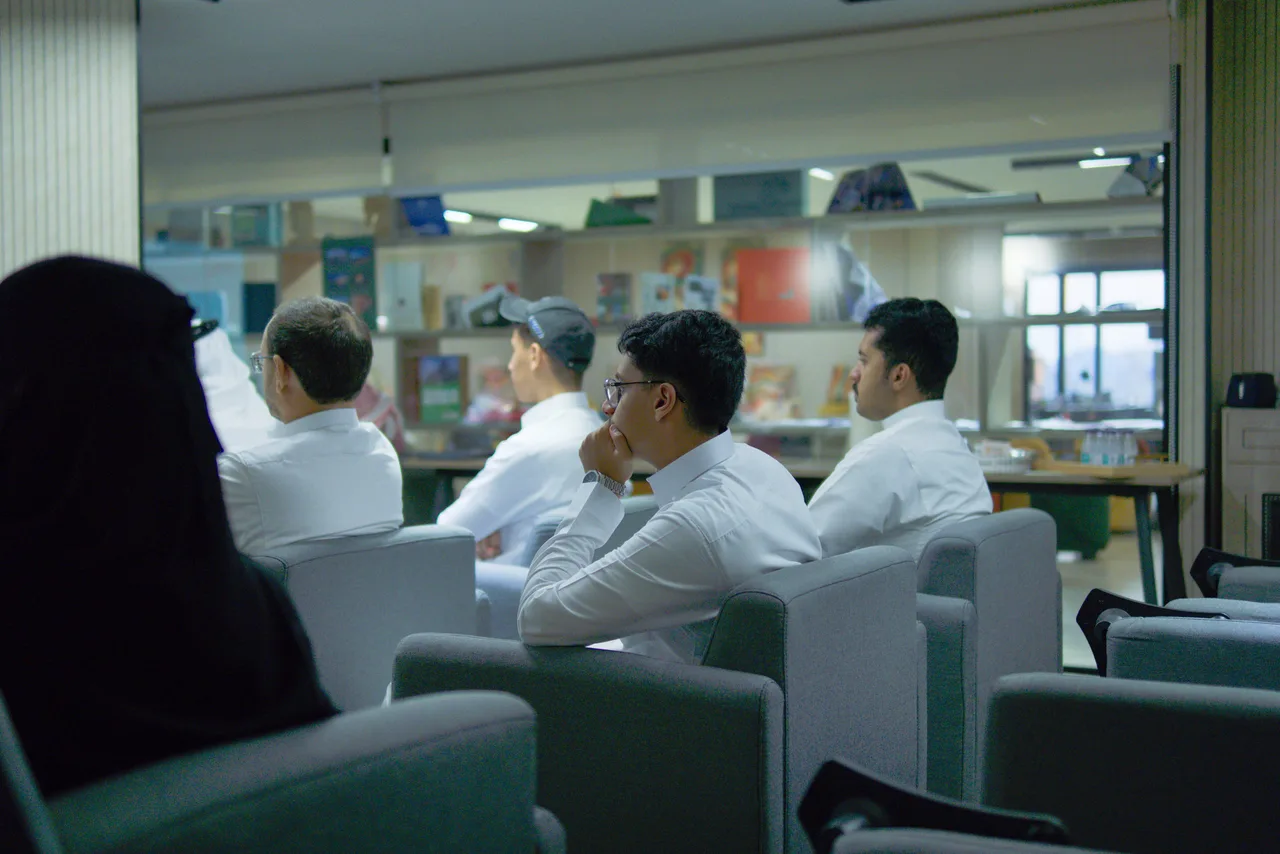 حضور يتابعون من جانب القاعة