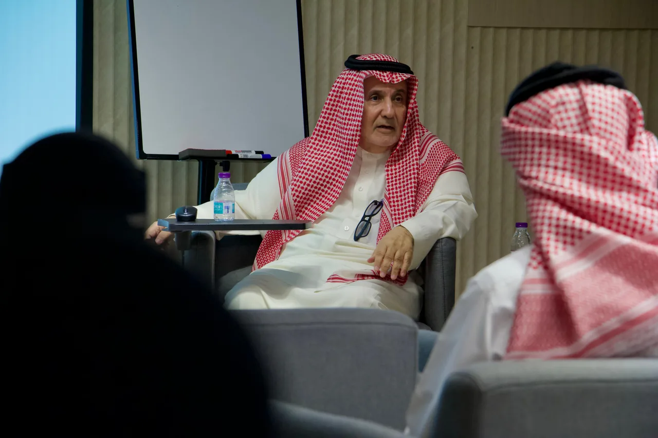 الضيف يتحدث خلال الجلسة